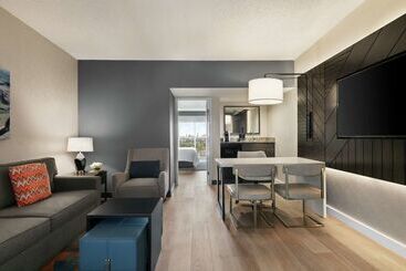 هتل Embassy Suites By Hilton Los Angeles Downey