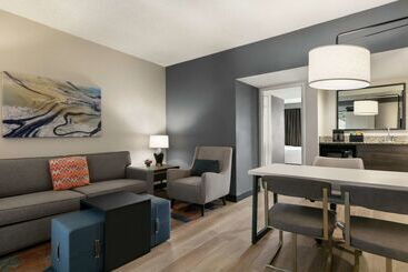 هتل Embassy Suites By Hilton Los Angeles Downey