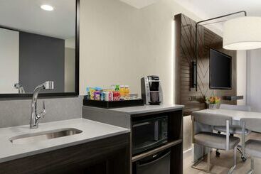 هتل Embassy Suites By Hilton Los Angeles Downey