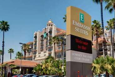 هتل Embassy Suites By Hilton Los Angeles Downey