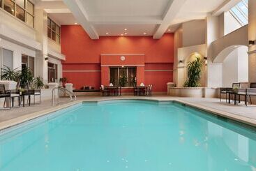 هتل Embassy Suites By Hilton Los Angeles Downey