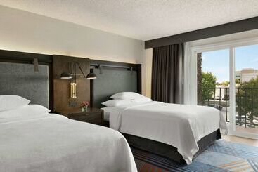 هتل Embassy Suites By Hilton Los Angeles Downey