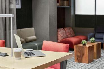 هتل Embassy Suites By Hilton Los Angeles Downey