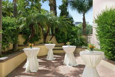 هتل Embassy Suites By Hilton Los Angeles Downey
