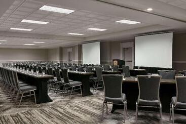 هتل Embassy Suites By Hilton Los Angeles Downey