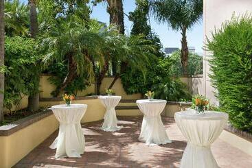 هتل Embassy Suites By Hilton Los Angeles Downey