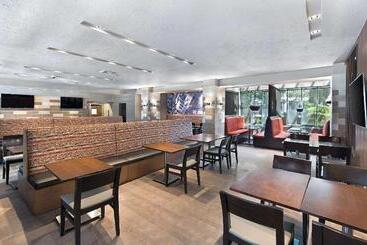 هتل Embassy Suites By Hilton Los Angeles Downey