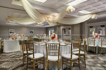 هتل Embassy Suites By Hilton Los Angeles Downey