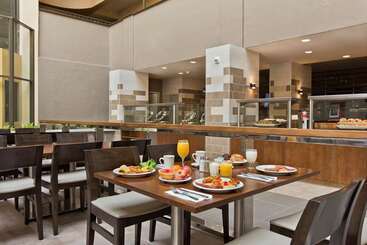 هتل Embassy Suites By Hilton Los Angeles Downey
