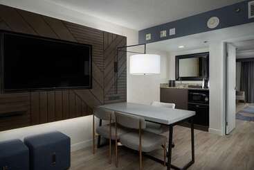 هتل Embassy Suites By Hilton Los Angeles Downey