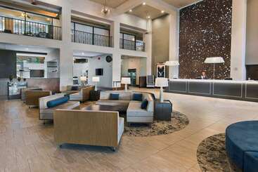 هتل Embassy Suites By Hilton Los Angeles Downey