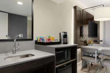 هتل Embassy Suites By Hilton Los Angeles Downey