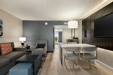 هتل Embassy Suites By Hilton Los Angeles Downey