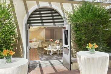 هتل Embassy Suites By Hilton Los Angeles Downey