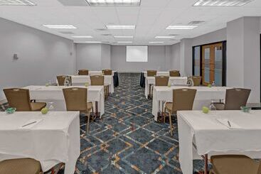 هتل Embassy Suites By Hilton Oklahoma City Will Rogers Airport