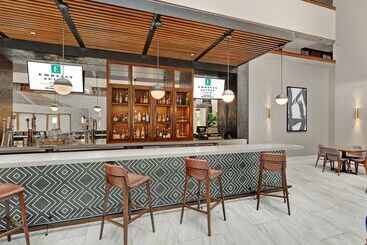 هتل Embassy Suites By Hilton Oklahoma City Will Rogers Airport