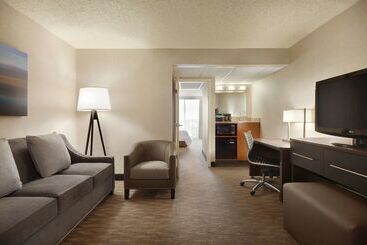 هتل Embassy Suites By Hilton Oklahoma City Will Rogers Airport