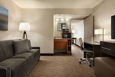 هتل Embassy Suites By Hilton Oklahoma City Will Rogers Airport