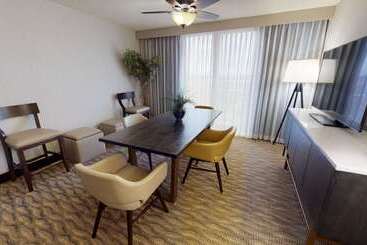 هتل Embassy Suites By Hilton Oklahoma City Will Rogers Airport