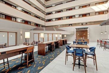 هتل Embassy Suites By Hilton Oklahoma City Will Rogers Airport