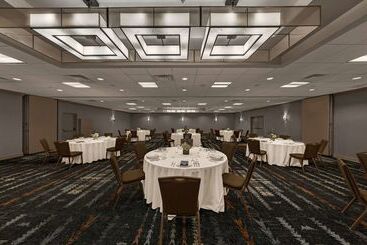 هتل Embassy Suites By Hilton Oklahoma City Will Rogers Airport