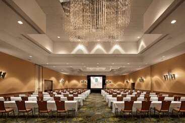 هتل Embassy Suites By Hilton Phoenix Tempe