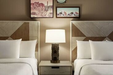 هتل Embassy Suites By Hilton Phoenix Tempe