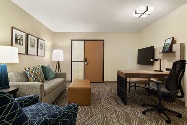 هتل Embassy Suites By Hilton Phoenix Tempe