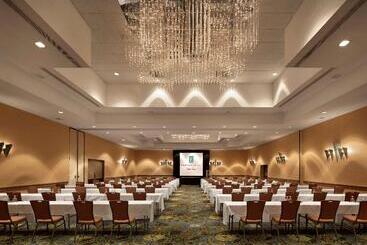 هتل Embassy Suites By Hilton Phoenix Tempe