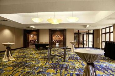 هتل Embassy Suites By Hilton Phoenix Tempe