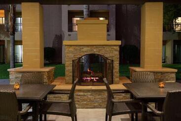 هتل Embassy Suites By Hilton Phoenix Tempe