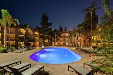 هتل Embassy Suites By Hilton Phoenix Tempe