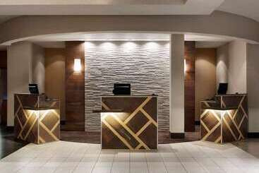 هتل Embassy Suites By Hilton Phoenix Tempe