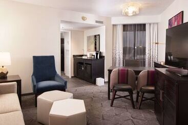 هتل Embassy Suites By Hilton Raleigh Crabtree