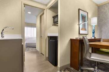 هتل Embassy Suites By Hilton San Antonio Airport