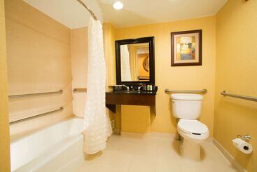هتل Embassy Suites By Hilton Tulsa I44