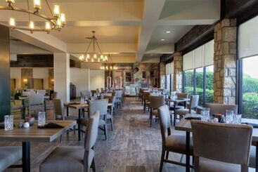 هتل Embassy Suites By Hilton Tulsa I44