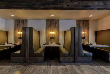 هتل Embassy Suites By Hilton Tulsa I44