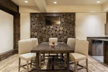 هتل Embassy Suites By Hilton Tulsa I44