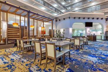 هتل Embassy Suites By Hilton Tulsa I44