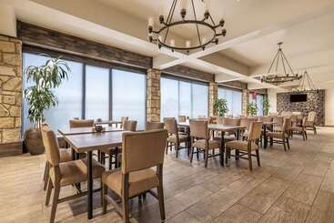 هتل Embassy Suites By Hilton Tulsa I44