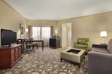 هتل Embassy Suites By Hilton San Antonio Airport