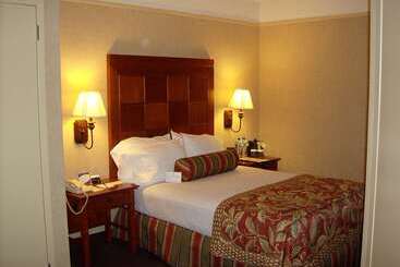 هتل Embassy Suites By Hilton San Antonio Airport