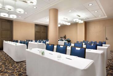 هتل Embassy Suites By Hilton San Antonio Airport