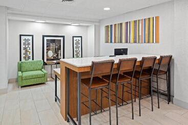 هتل Holiday Inn Express   Atlanta Kennesaw, An Ihg