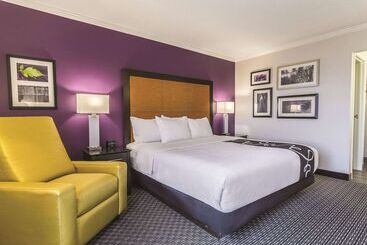 هتل Howard Johnson By Wyndham Sacramento Downtown