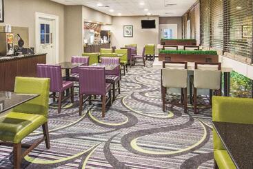 هتل Howard Johnson By Wyndham Sacramento Downtown