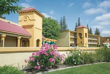 هتل Howard Johnson By Wyndham Sacramento Downtown