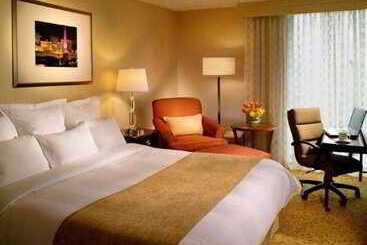 هتل Marriott At The University Of Dayton