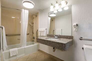 هتل Quality Inn